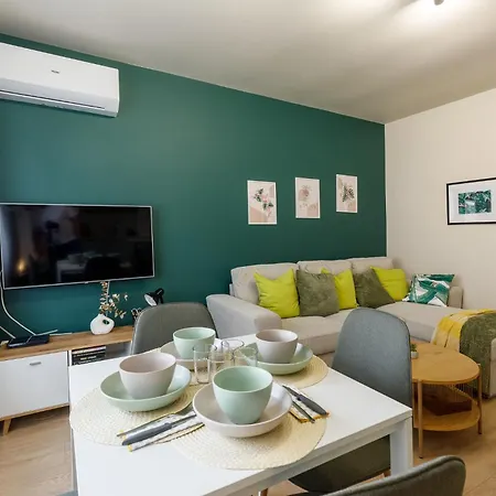 Namaste - Spacious Design Near Aubg, 2 Terraces & Mountain View, Self Check-in Blagoevgrad